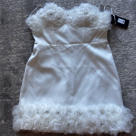 Strapless satin flower appliqué dress - Picture 2 of 10